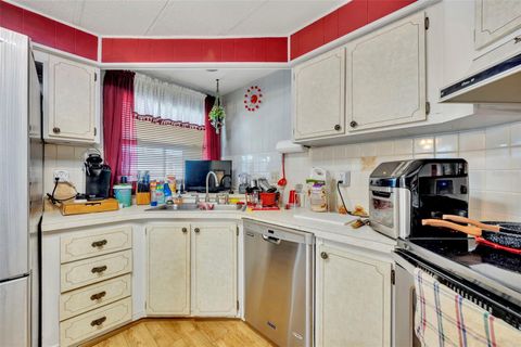 Tiny photo for 223 Paradise S, Leesburg, FL 34788 (MLS # G5109717)