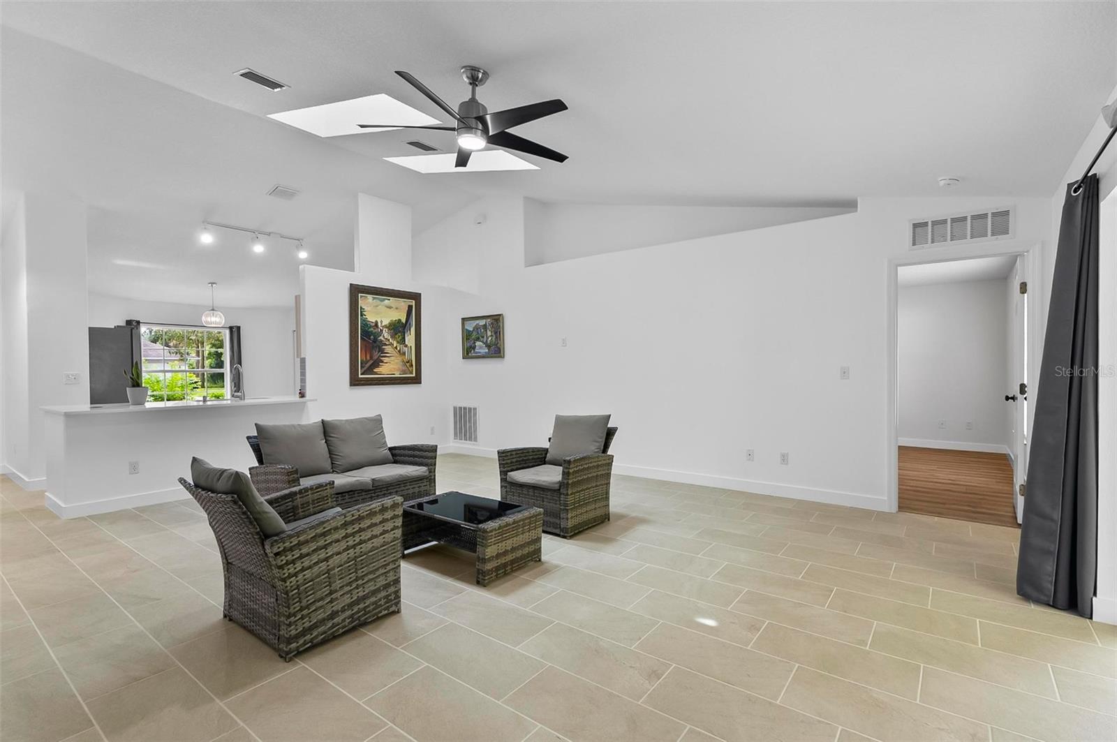 ROYAL PALMS SEC 30 - Residential Lease