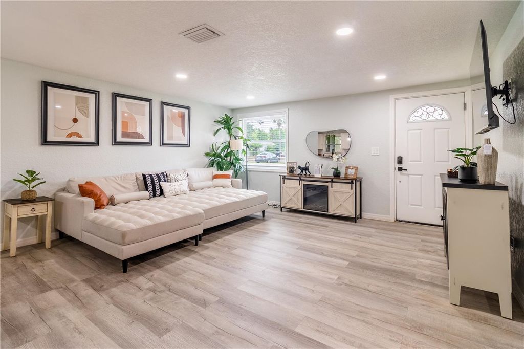 Photo of 219 S Webb Road, Plant City, FL 33566 (MLS # R4911341)