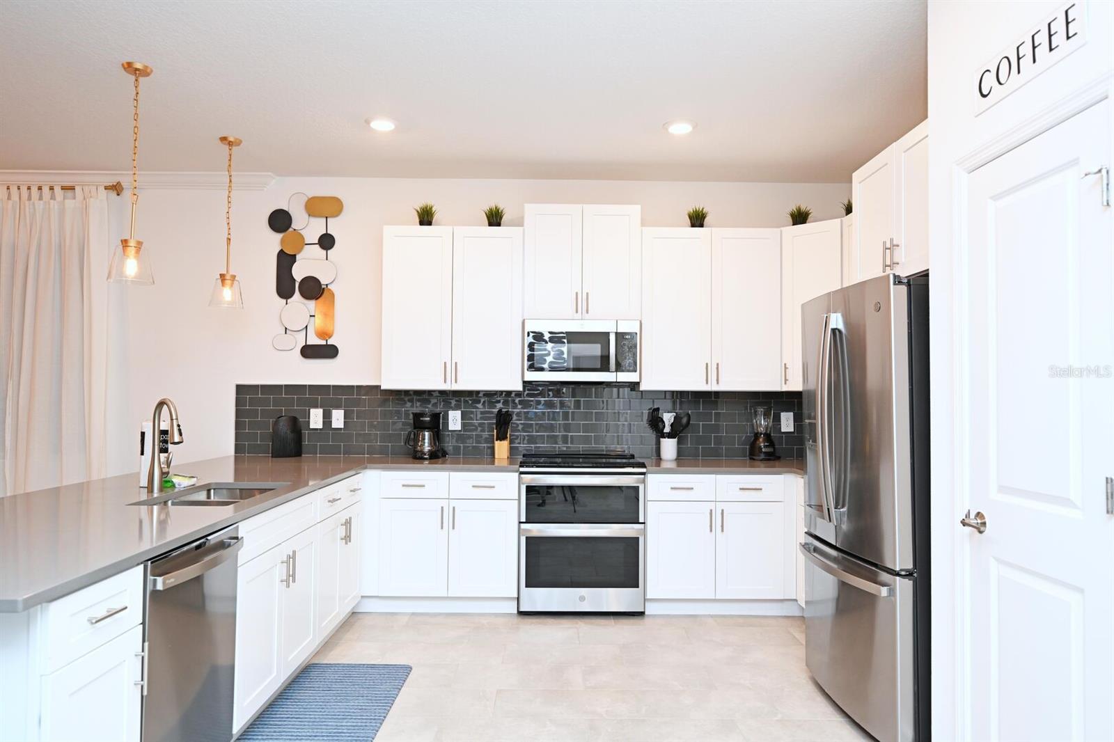 COVE/STOREY LAKE IV - Residential