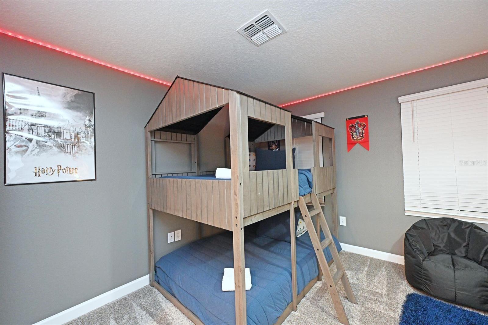 COVE/STOREY LAKE IV - Residential