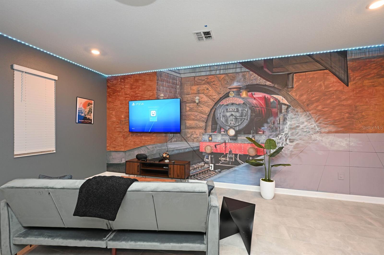 COVE/STOREY LAKE IV - Residential