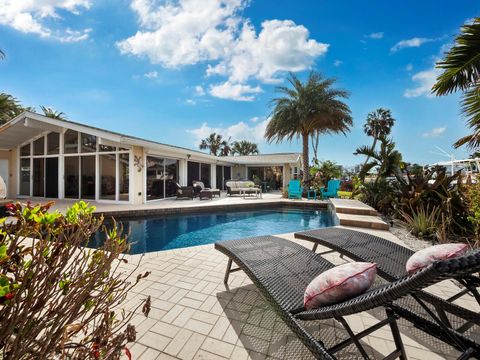 A home in LONGBOAT KEY