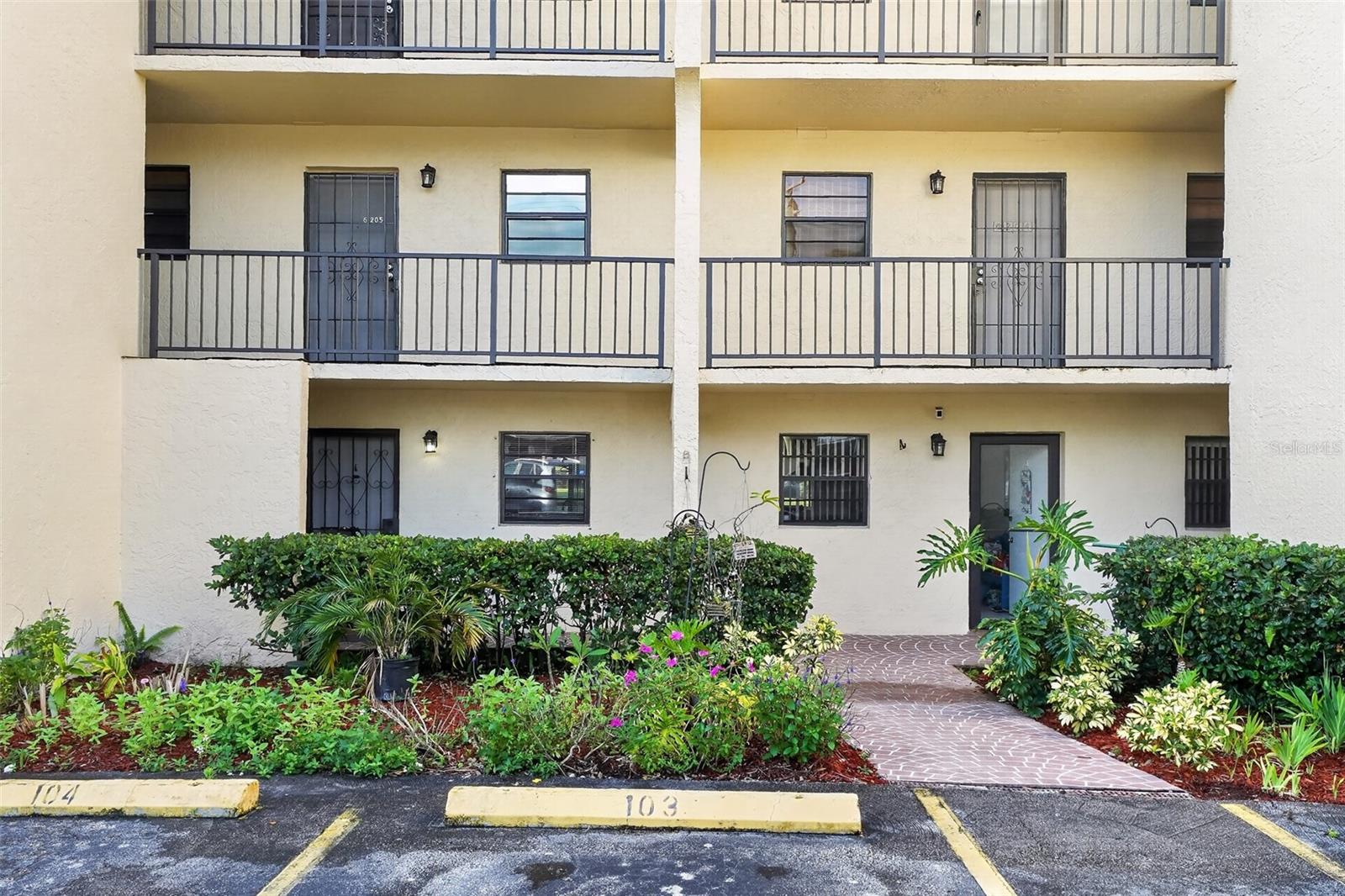 2050 OLEANDER BOULEVARD 6-105