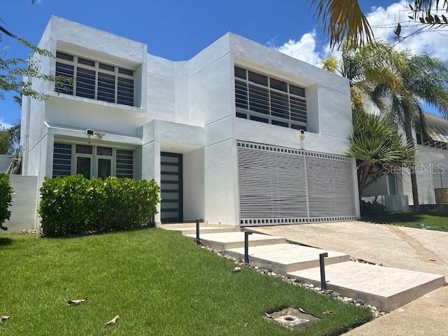 Experience the comfort and lifestyle you deserve in this spectacular luxury residence available for rent in El Mirador. This elegant two-story property is fully furnished and equipped, featuring four bedrooms, two full bathrooms, and two half bathrooms. It offers a spacious living room, dining area, modern kitchen, and a cozy family room. Additionally, it includes a beautiful terrace with a private pool, a wine cellar, and a garage with space for two vehicles. The rental includes all appliances and furnishings. The residence is also equipped with a water cistern and power generator, ensuring complete comfort and security. For more information or to schedule a visit, please contact us.