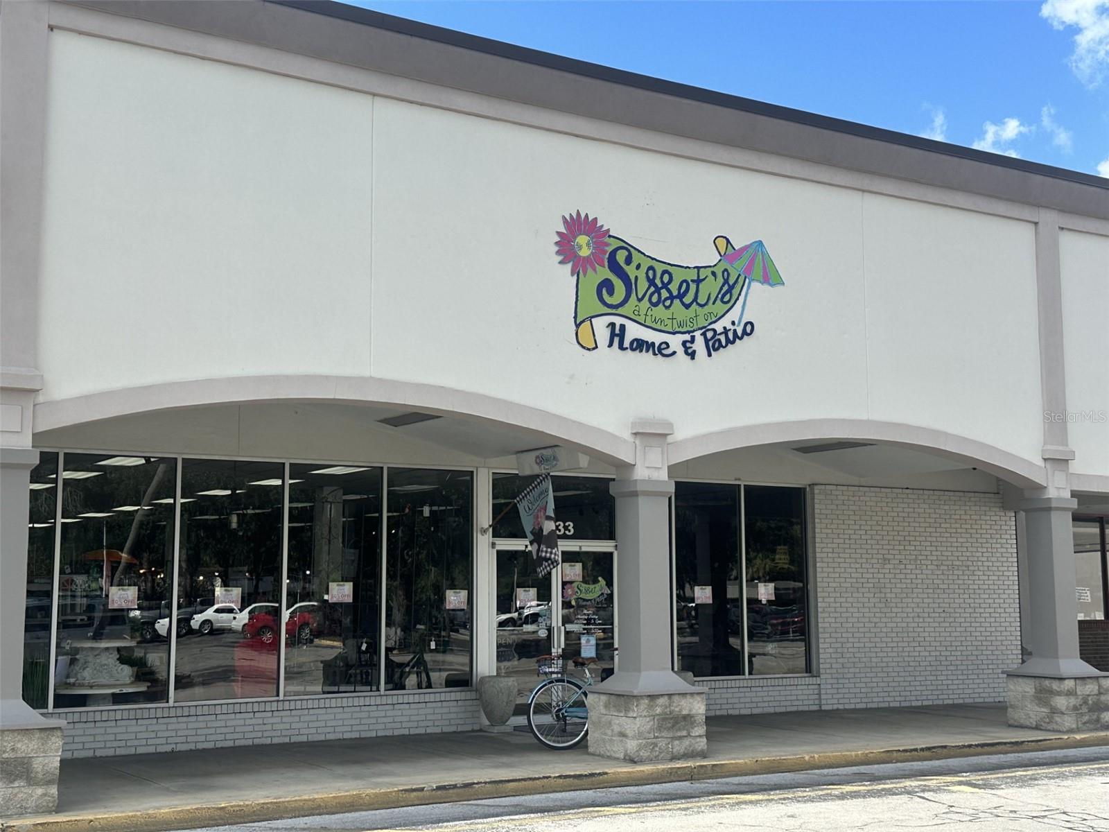 Located just west of the University of Florida campus in the established Westgate Regency Shopping Center, this 5,000 SF retail unit offers outstanding visibility and easy access on one of Gainesville’s most heavily traveled corridors. Surrounded by long-standing, well-loved tenants, the plaza enjoys steady foot traffic and a loyal customer base. Whether you’re expanding or launching something new, this location offers the exposure and convenience every retail operator needs.
Highlights:
• 5,000 SF of open retail space
• Highly visible storefront along W. University Avenue
• Ample surface parking and multiple access points
• Situated in a thriving plaza with a strong mix of local and regional retailers
• Competitive pricing based on a 5-year lease term
Don’t miss this opportunity to position your business in one of Gainesville’s most recognized shopping centers.