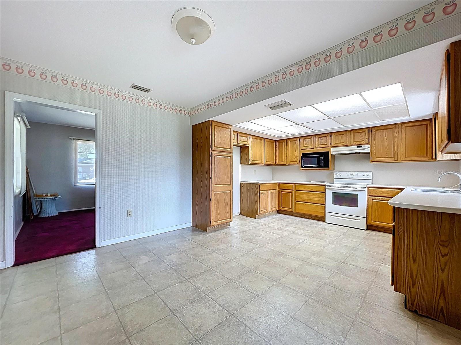 COUNTRY CLUB ESTATES - Residential