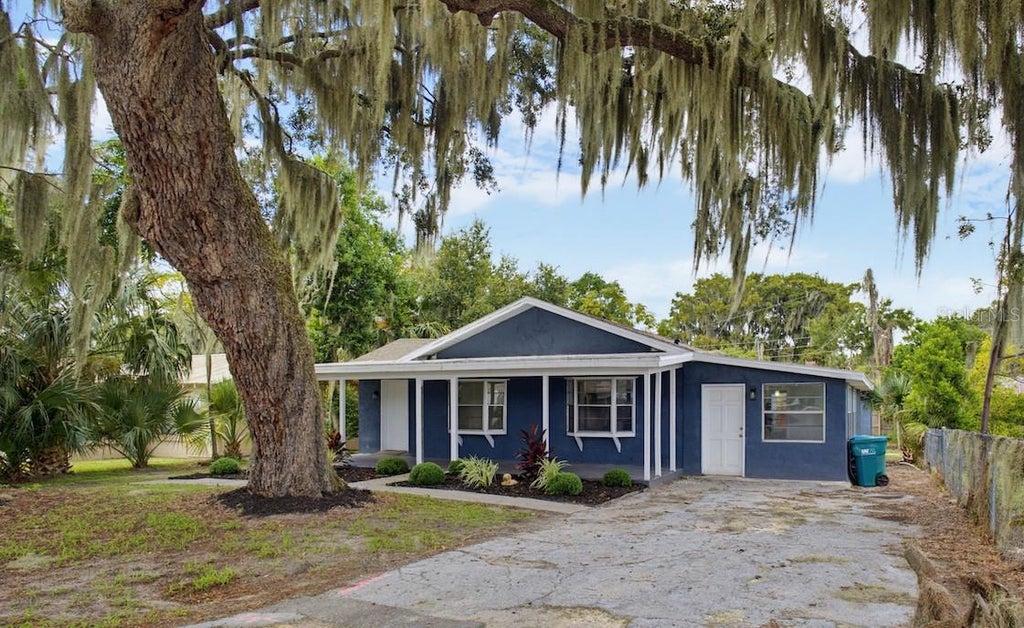 Photo of 33 W Herrick Drive, Eustis, FL 32726 (MLS # O6441216)