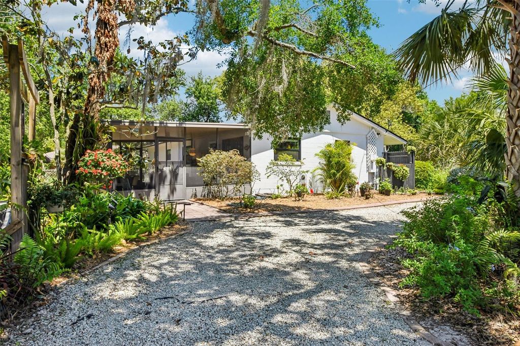 Photo of 1073 Central Street, Mount Dora, FL 32757 (MLS # G5111509)