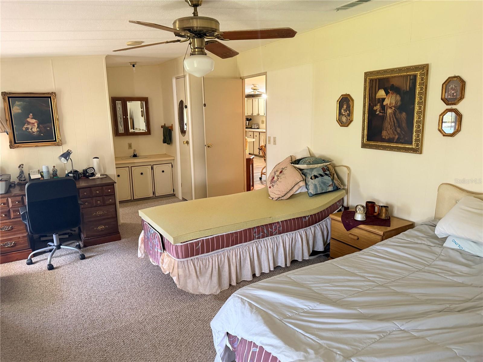 VILLAGE PARK - Residential