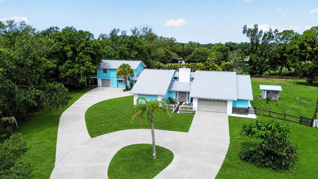 Photo of 1305 Greenfield Circle, Venice, FL 34292 (MLS # A4702138)