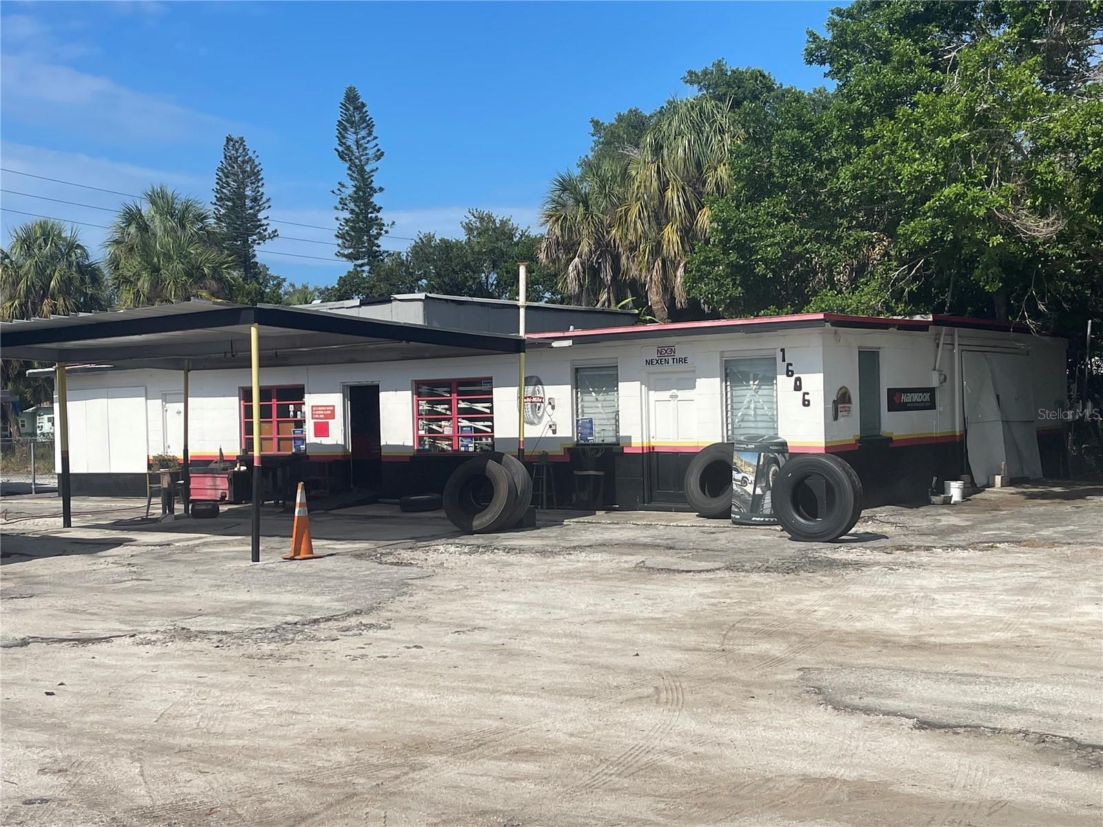 VILLA PARK - Commercial Sale