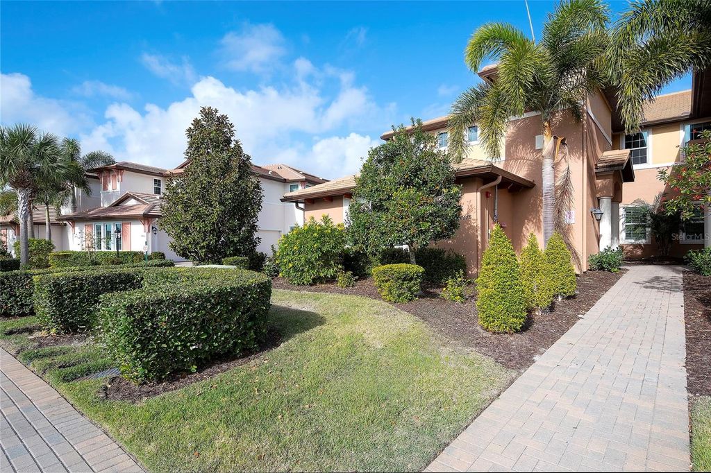 Photo of 7482 Divot Loop #6A, Bradenton, FL 34202 (MLS # A4683497)