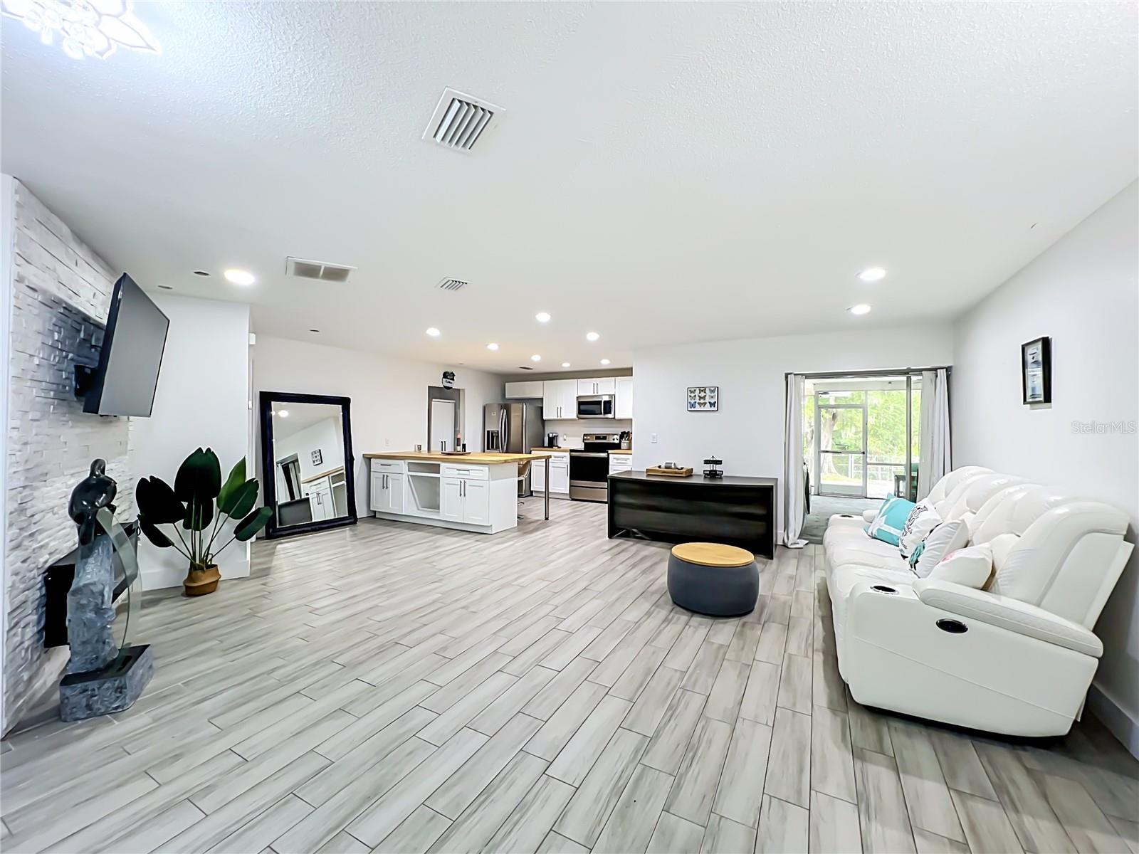 2425 LAUDERDALE COURT