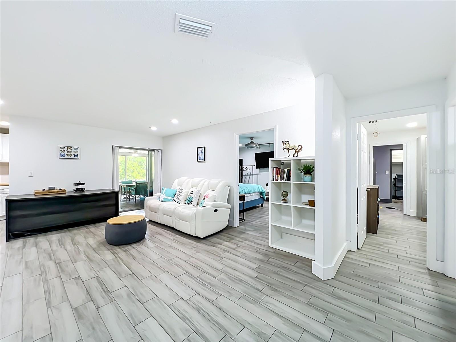 2425 LAUDERDALE COURT