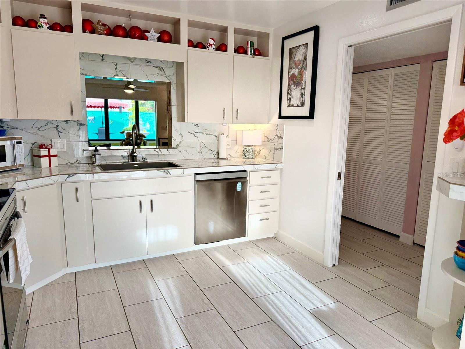 511 LAKESIDE DRIVE 511