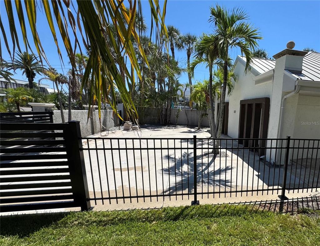 Photo of 115 N Blvd Of The Presidents, Sarasota, FL 34236 (MLS # S5121761)