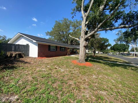 A home in LAKELAND