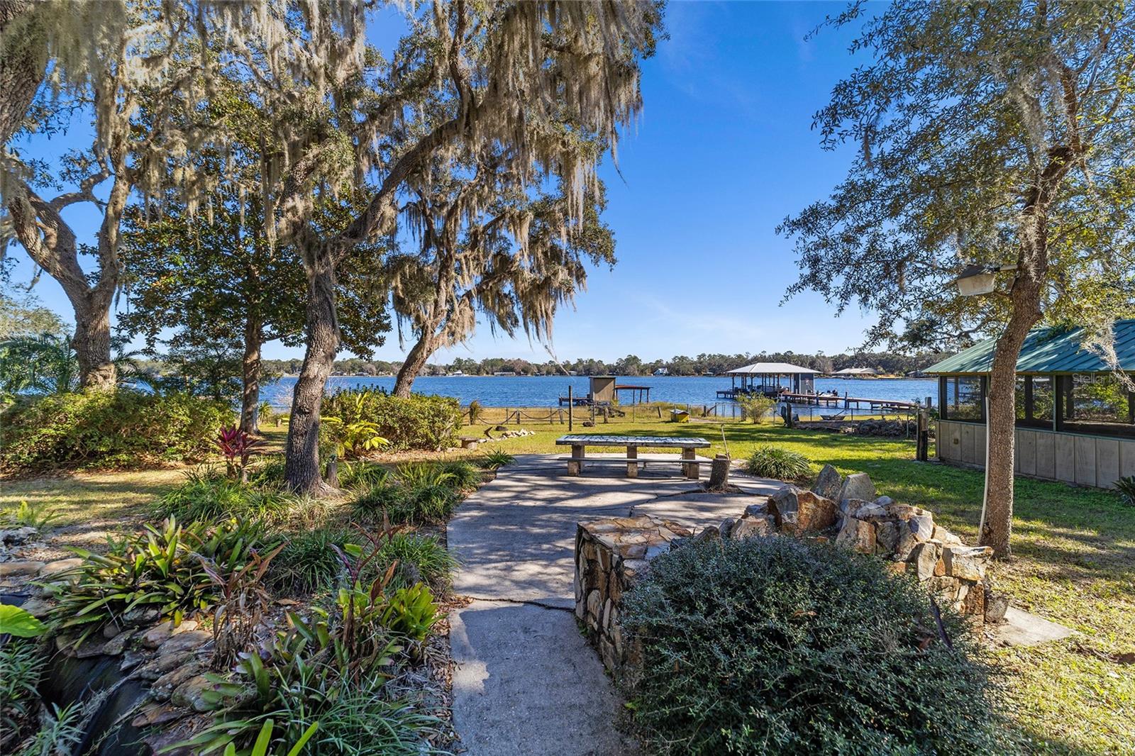 ISLAND LAKE - Residential