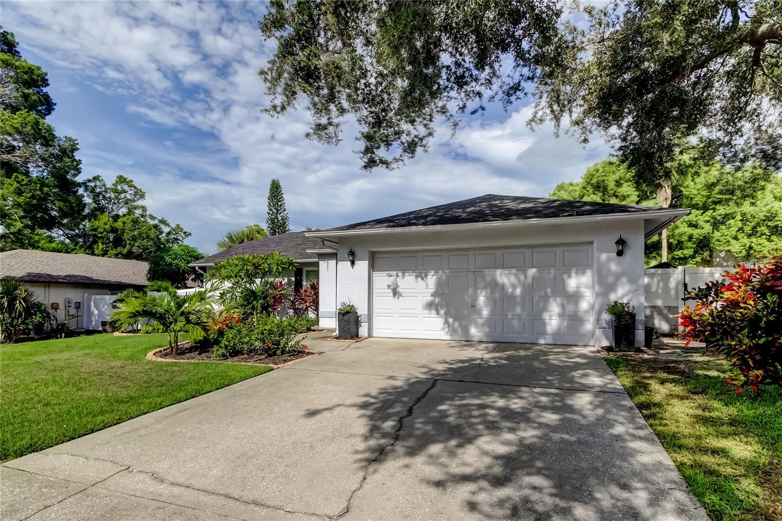 858 HARBOR CIRCLE