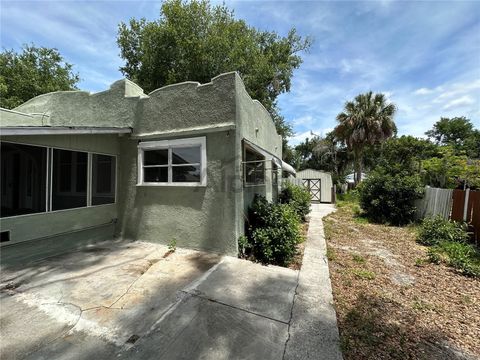 A home in LAKE WALES