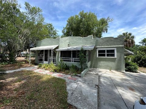 A home in LAKE WALES