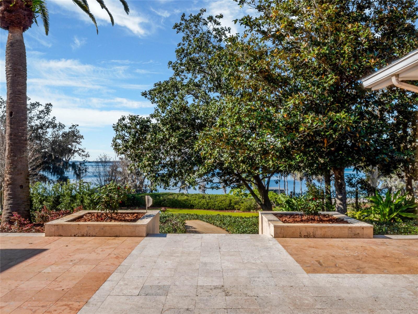 12104 LAKESHORE DRIVE