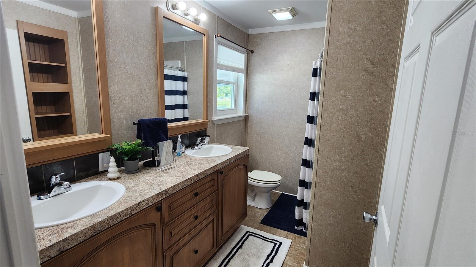 OAKWOOD MANOR - Residential