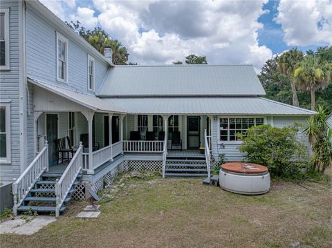 A home in PLANT CITY