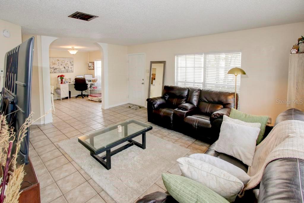 637 KENSINGTON LAKE CIRCLE