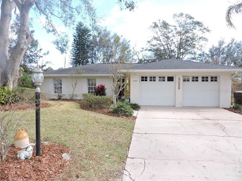 A home in LAKE WALES