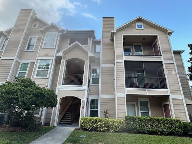 Excellent Location!!!!! Beautiful, comfortable and spacious apartment with 2 bedrooms and 2 bathrooms, in a quiet community, laundry room with washer and dryer. It has its entrance gate, pool, gym, playground and many green areas for recreation. Just 5 minutes from the highway and close to shopping centers, pharmacies, restaurants and supermarkets. The apartment is vacant and ready to move in.