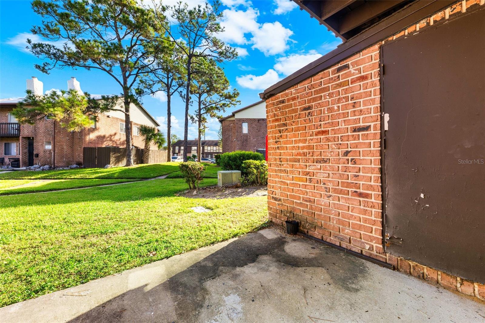 HUNTINGTON ON THE GREEN - Residential