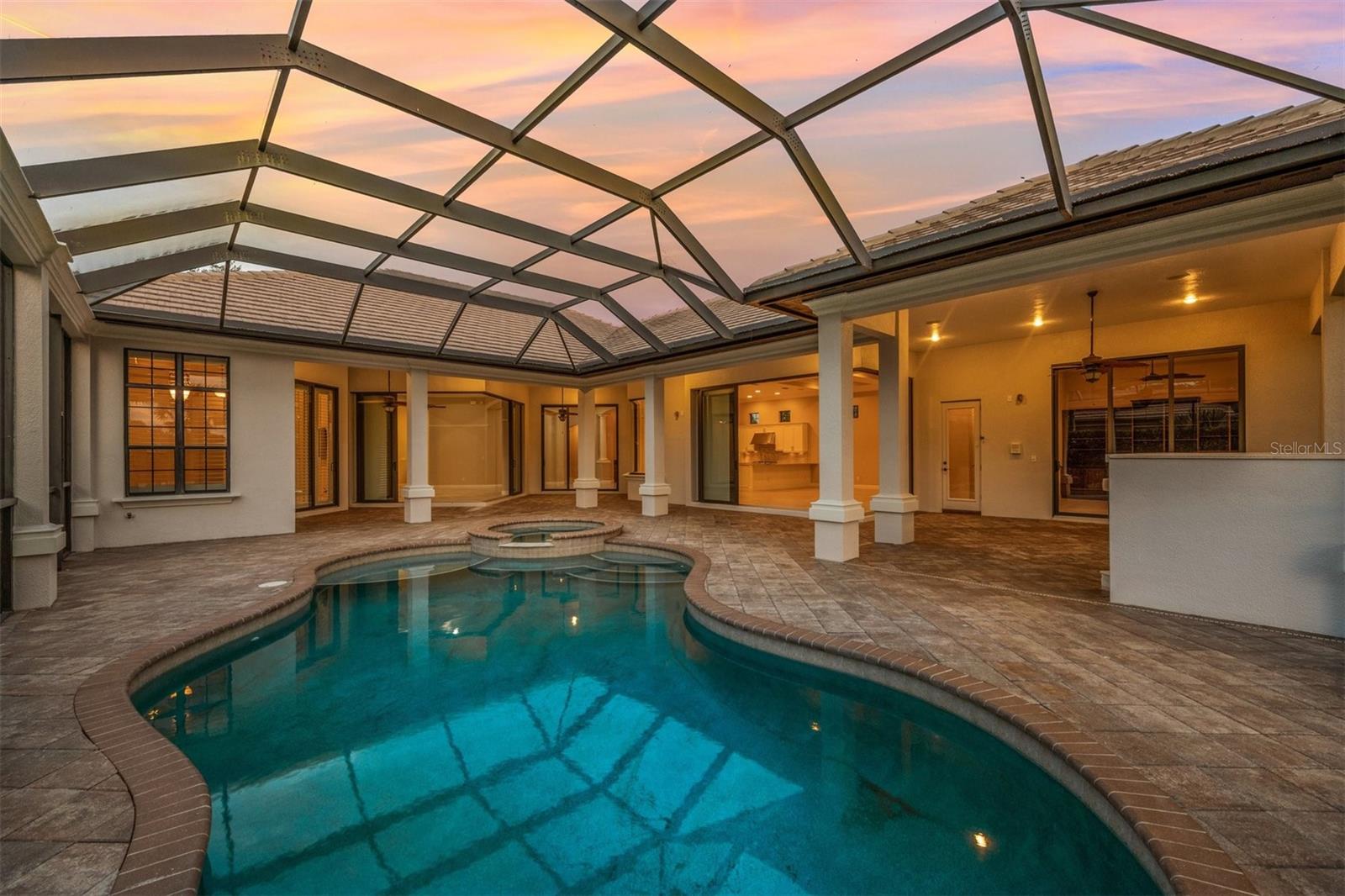 FOUNDERS CLUB - Residential