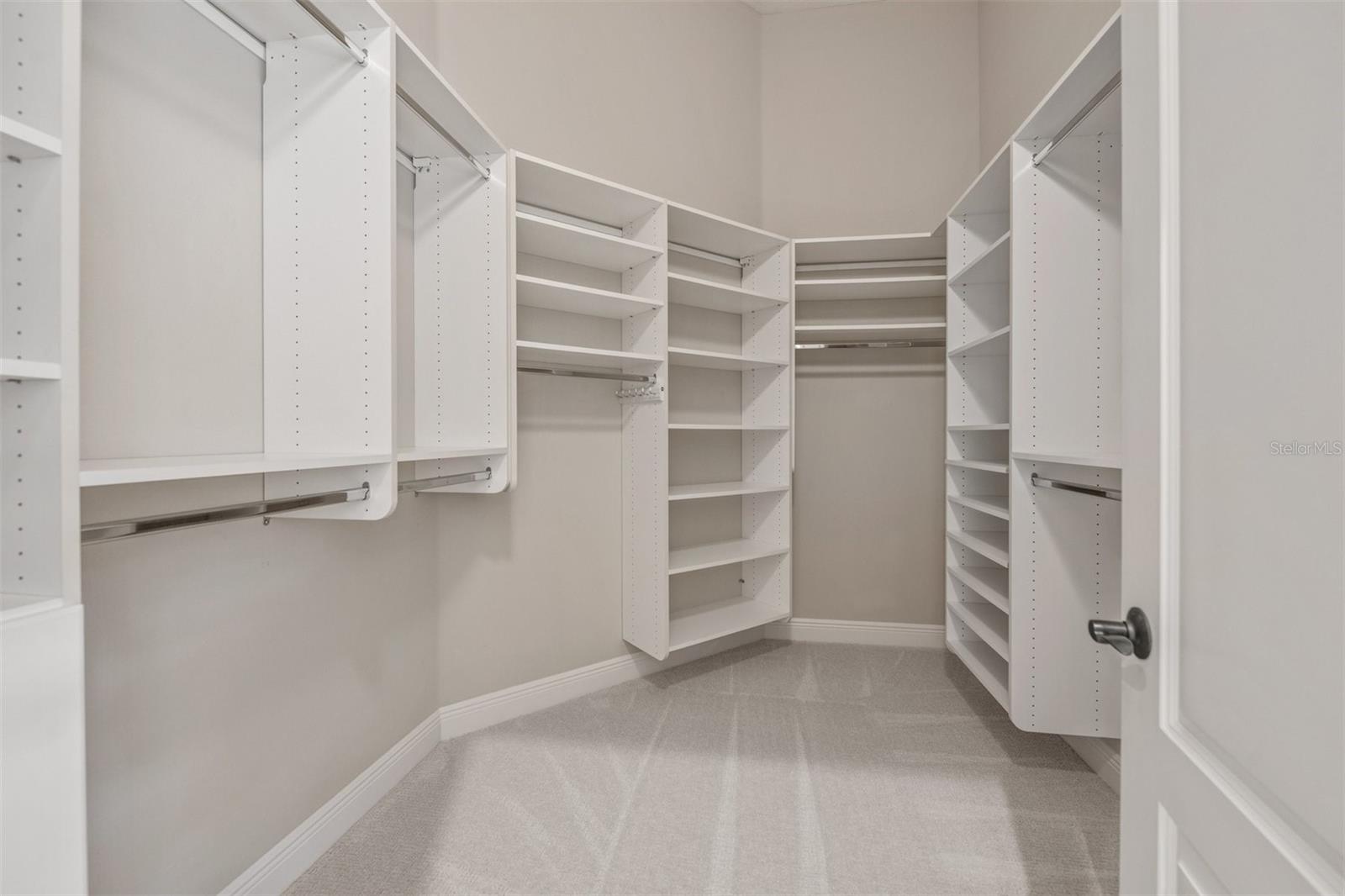 FOUNDERS CLUB - Residential