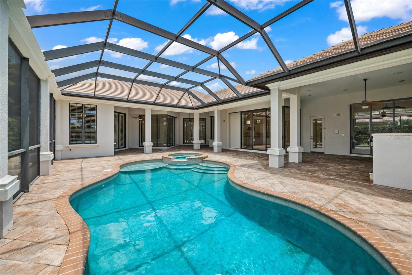 FOUNDERS CLUB - Residential