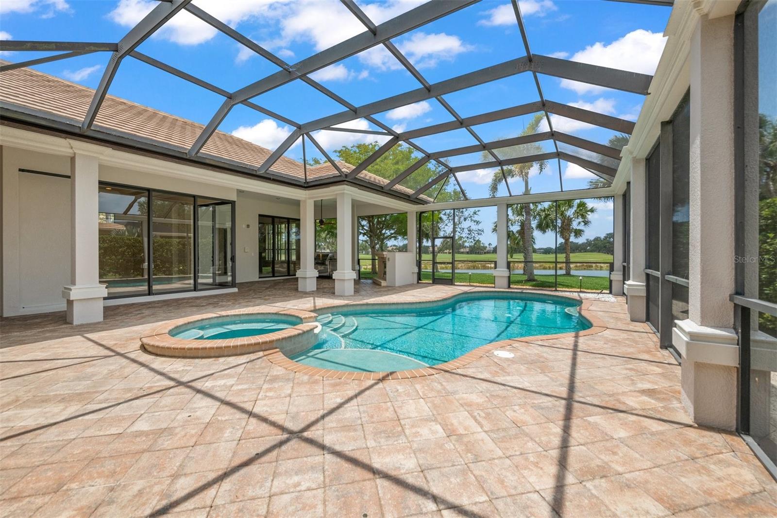 FOUNDERS CLUB - Residential