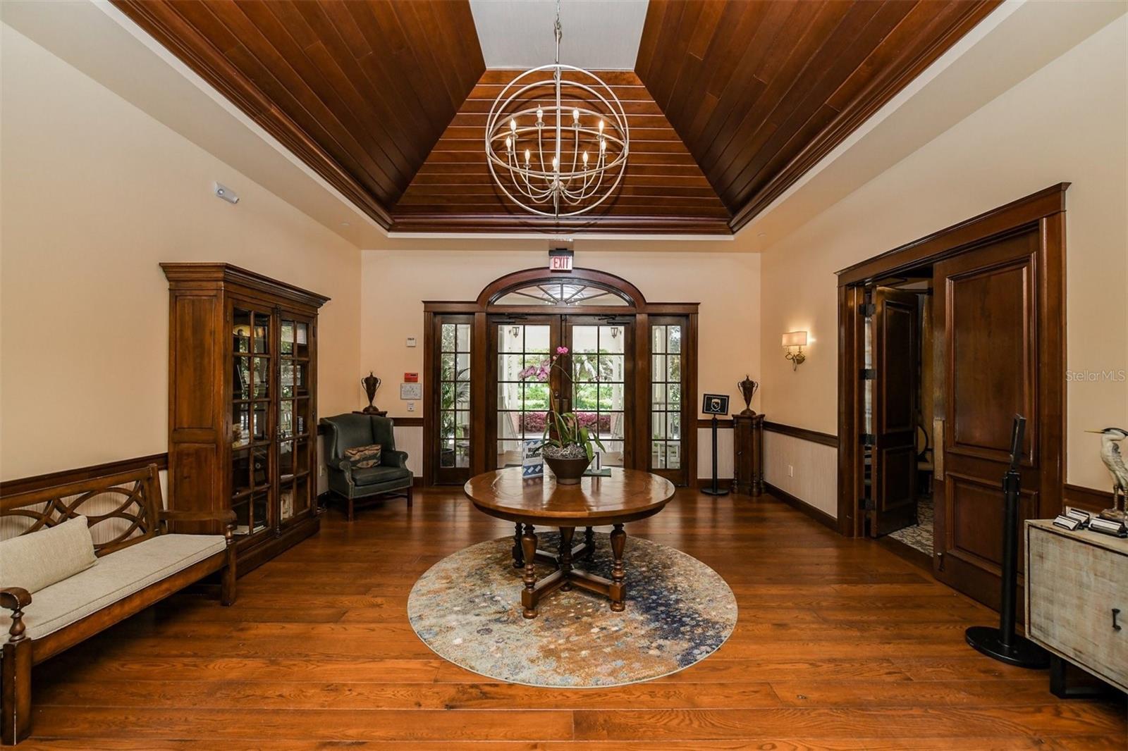 FOUNDERS CLUB - Residential