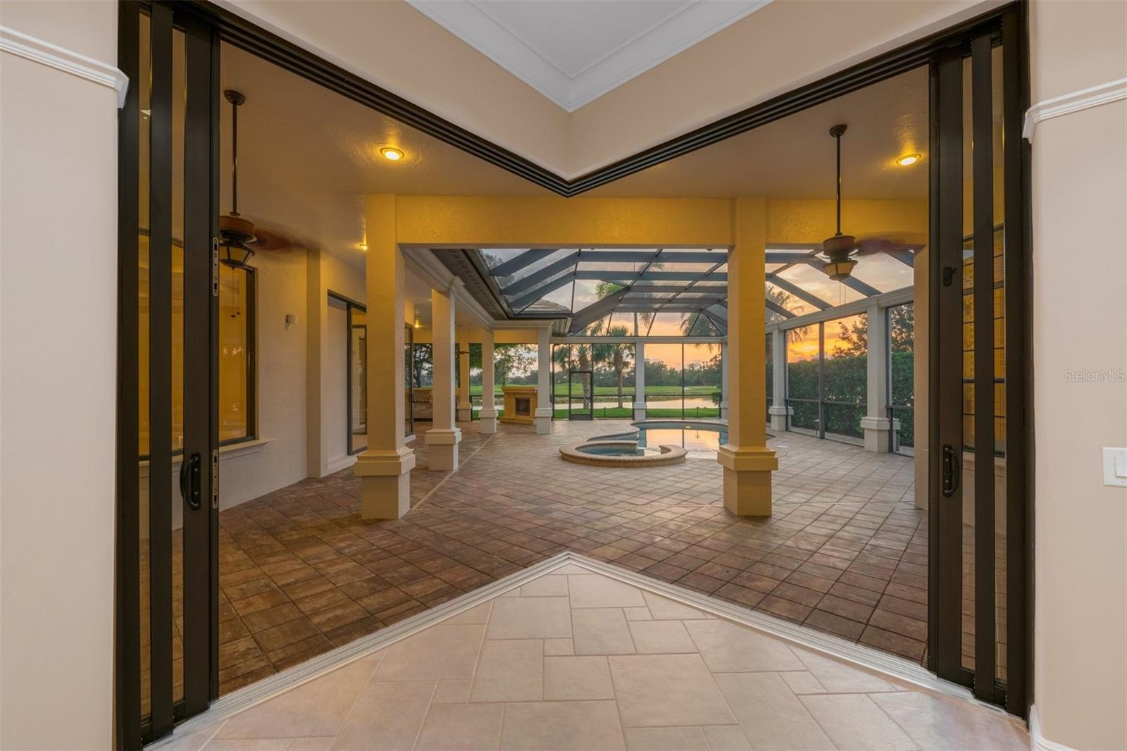 FOUNDERS CLUB - Residential