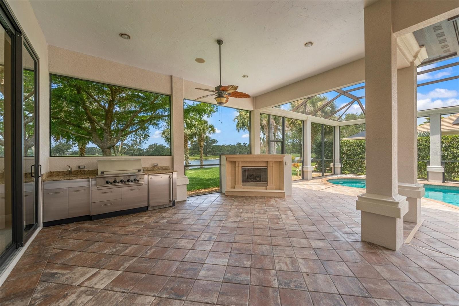 FOUNDERS CLUB - Residential