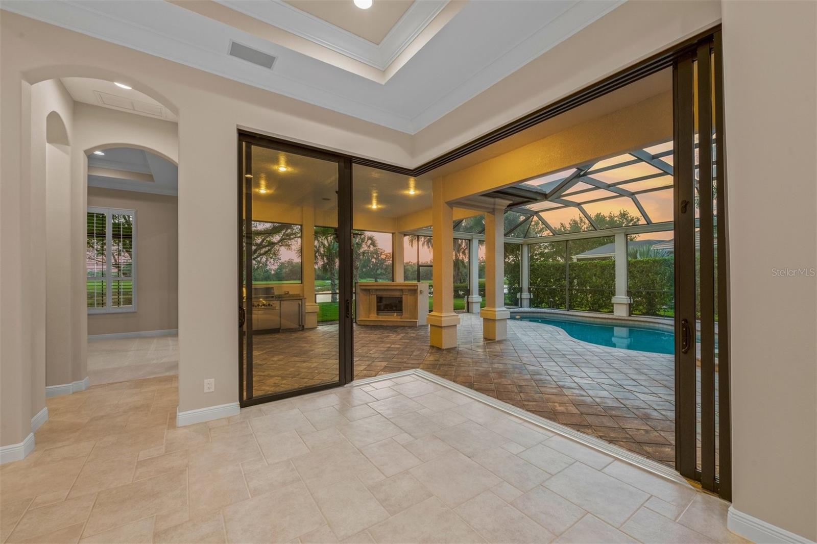 FOUNDERS CLUB - Residential