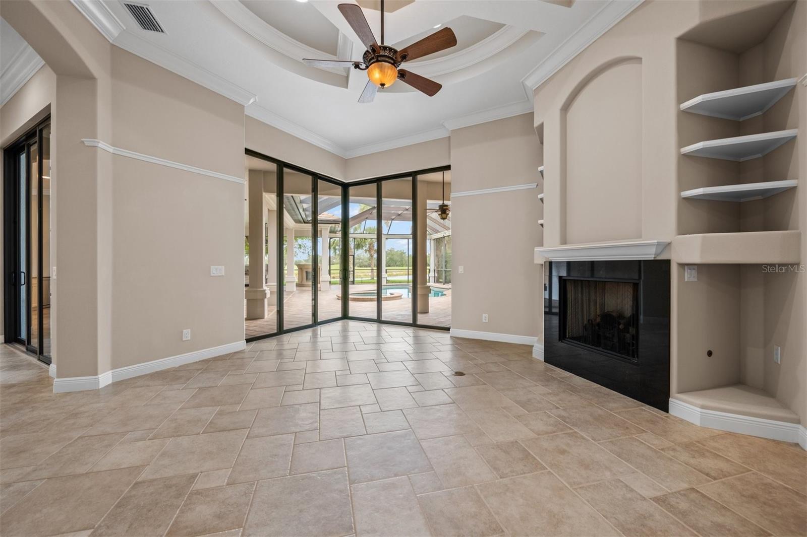 FOUNDERS CLUB - Residential