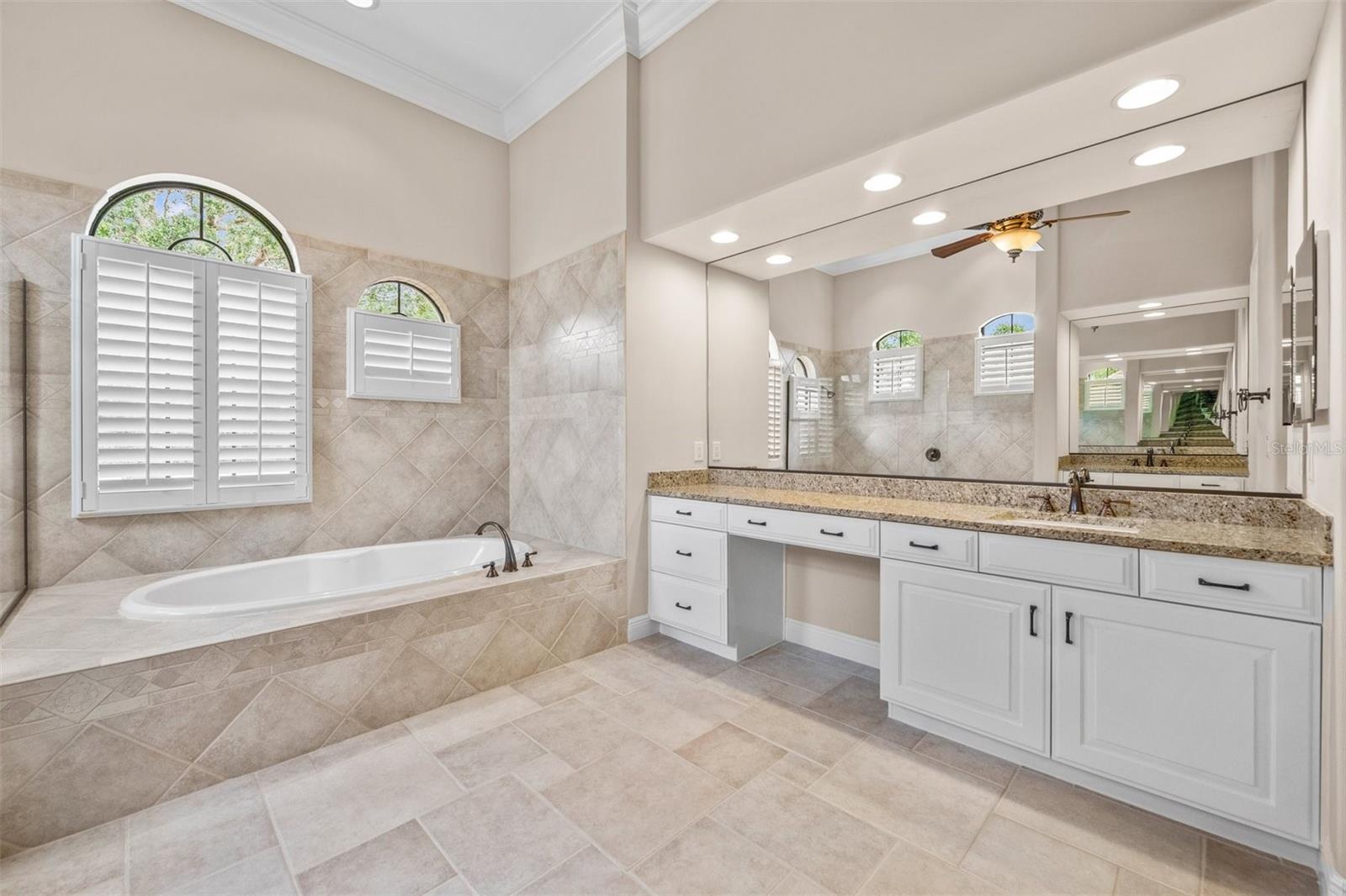 FOUNDERS CLUB - Residential