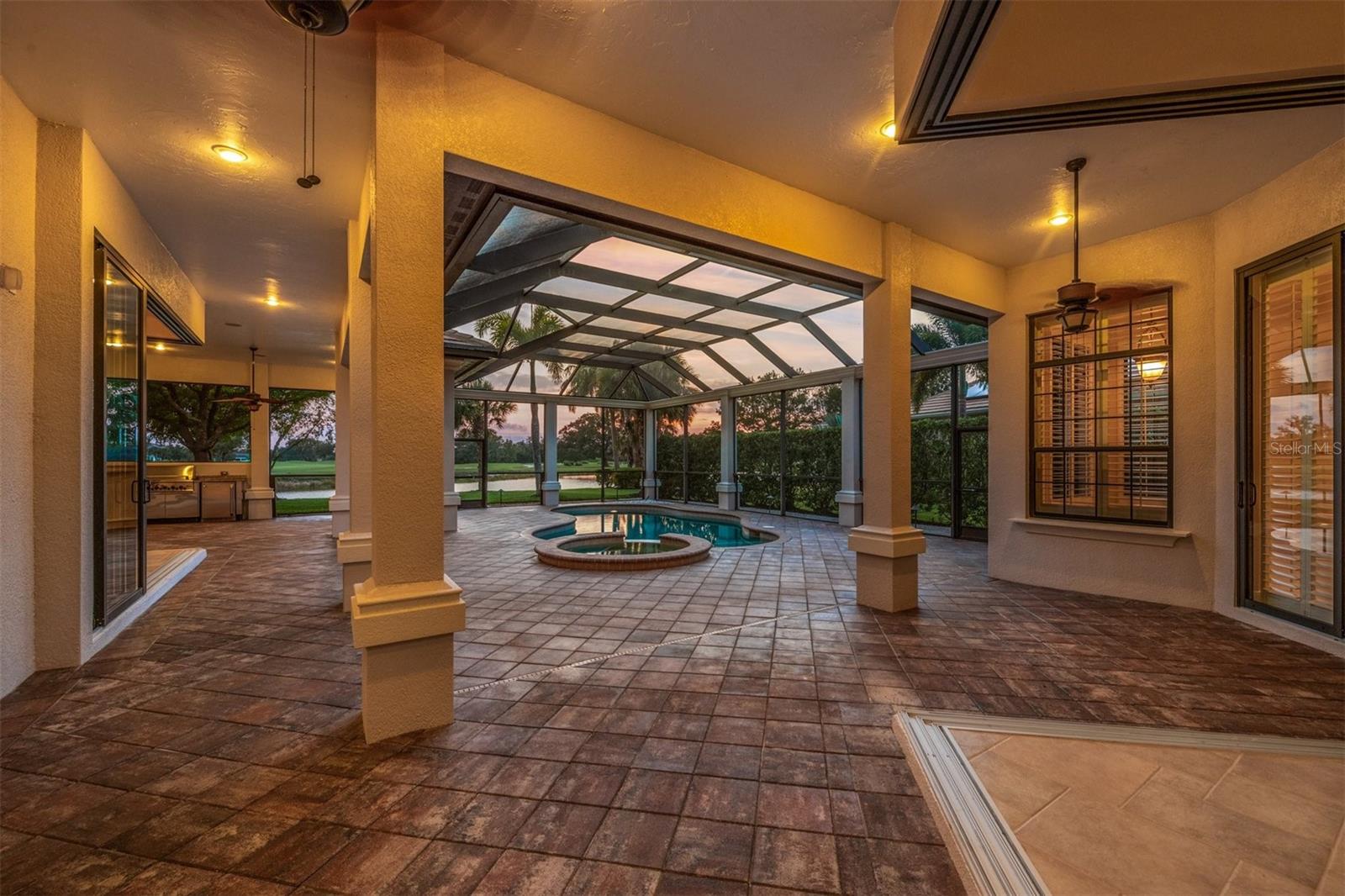 FOUNDERS CLUB - Residential