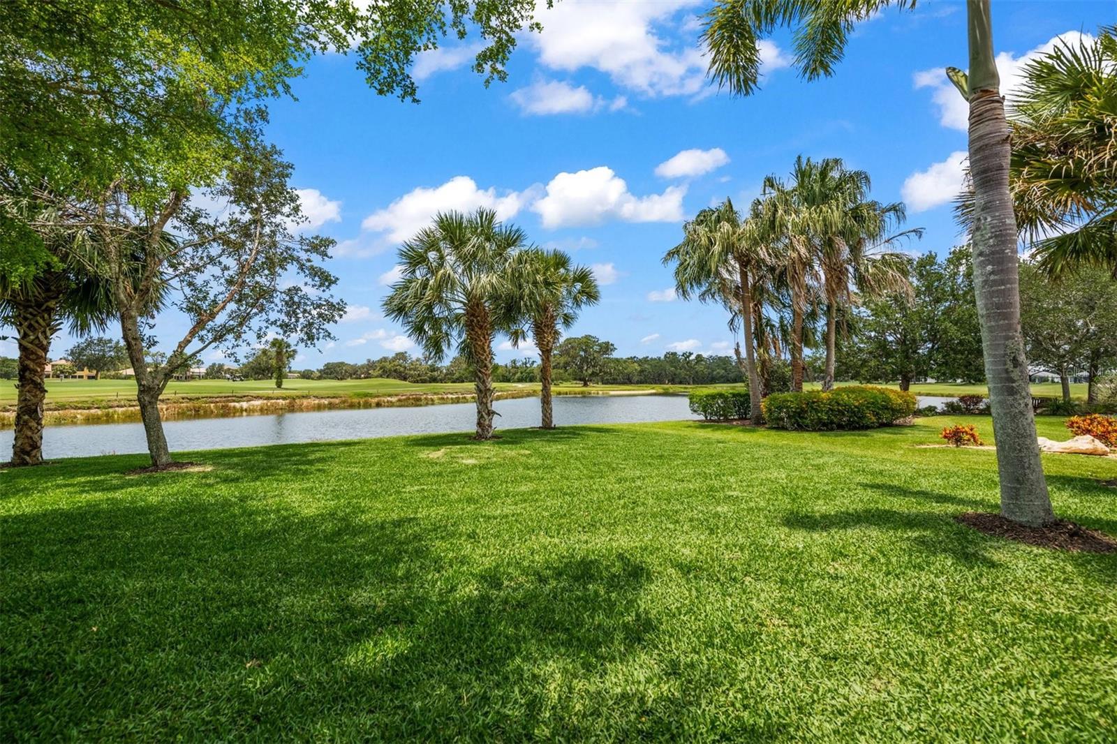 FOUNDERS CLUB - Residential