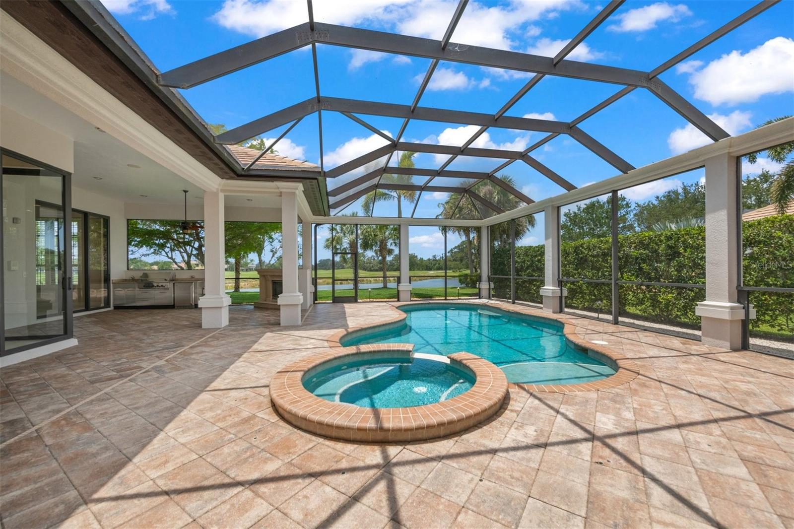 FOUNDERS CLUB - Residential