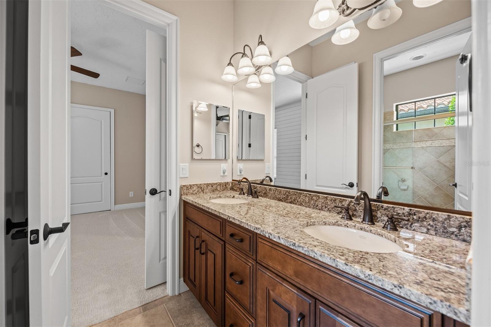 FOUNDERS CLUB - Residential