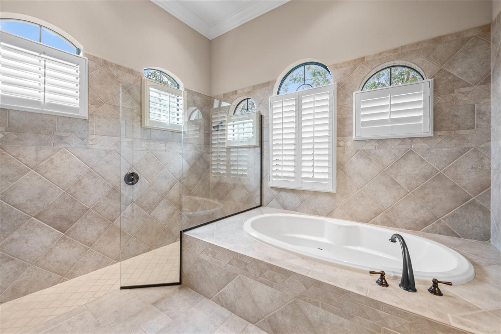 FOUNDERS CLUB - Residential