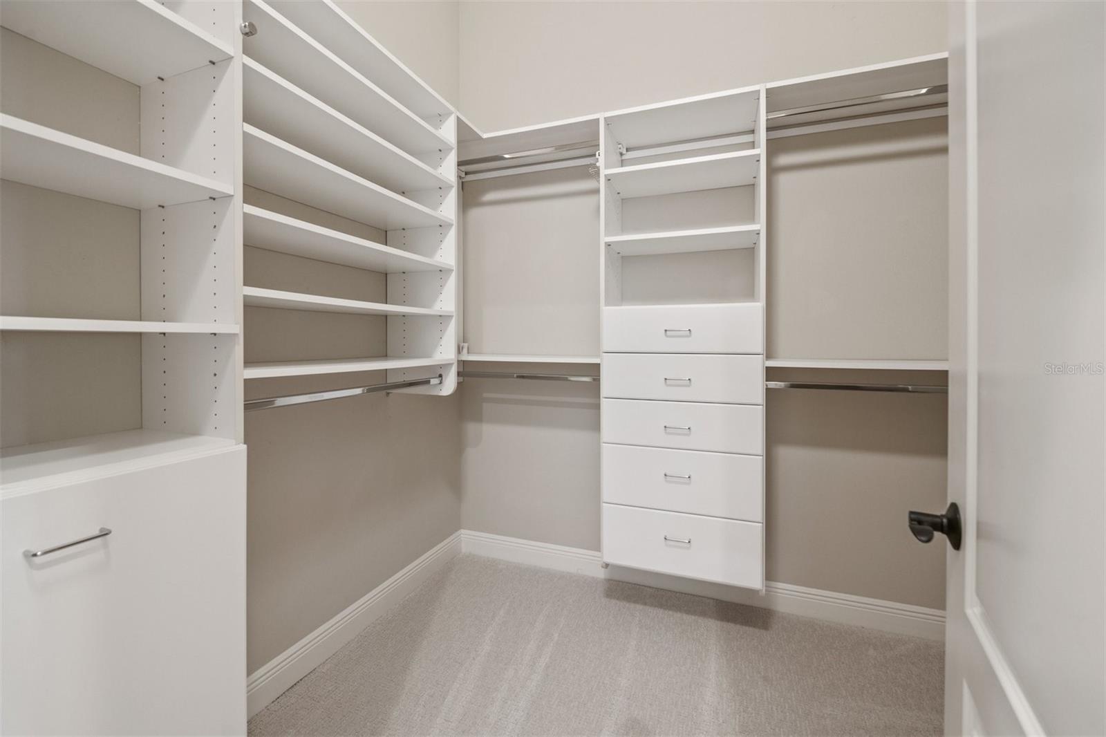 FOUNDERS CLUB - Residential