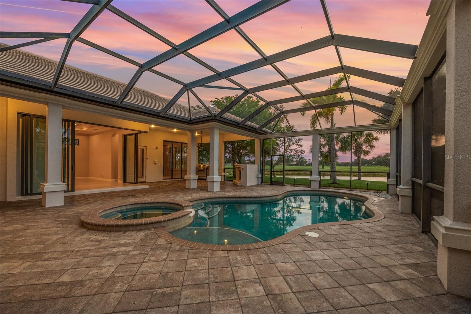 FOUNDERS CLUB - Residential